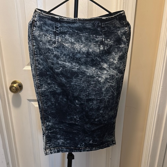 Vibrant Black and White Pencil Skirt Sleek Design - Picture 1 of 5